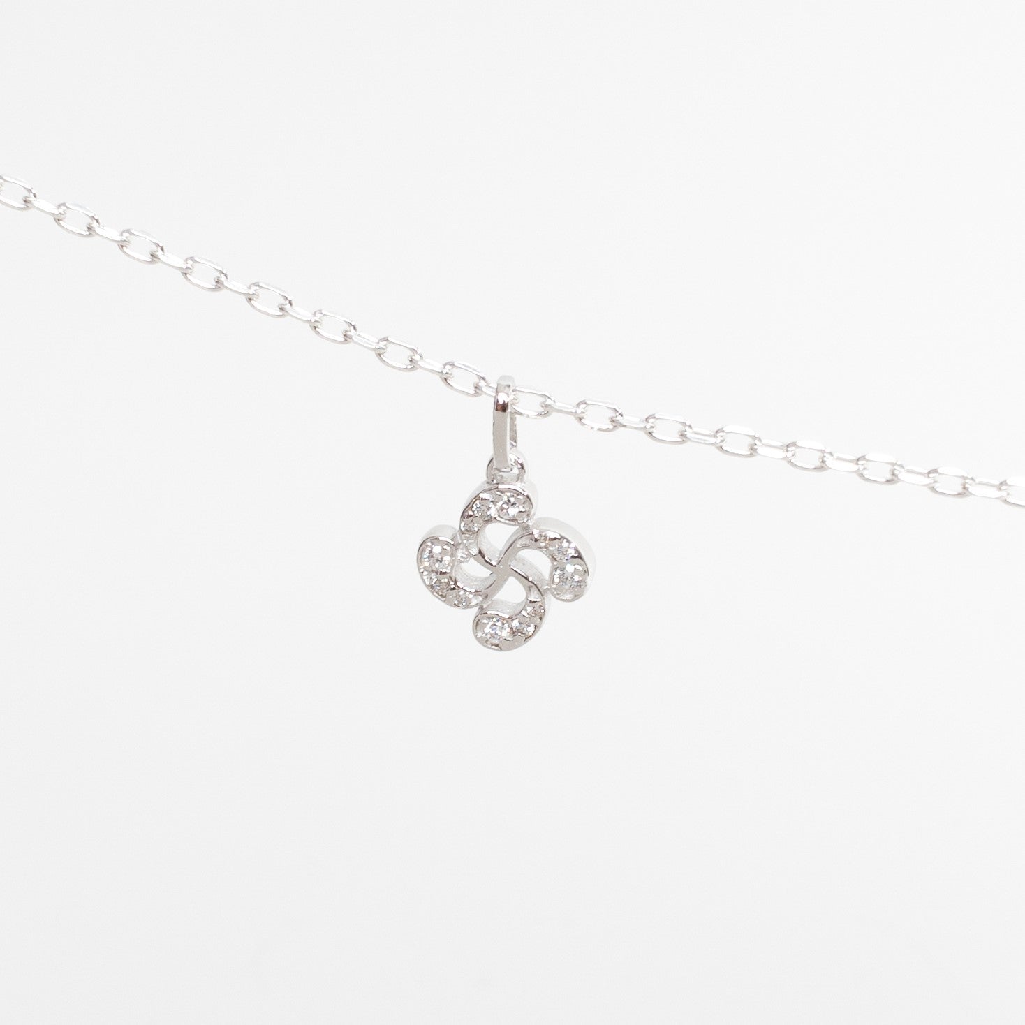 Pendentif Croix Basque Lauburu et Perles Blanches