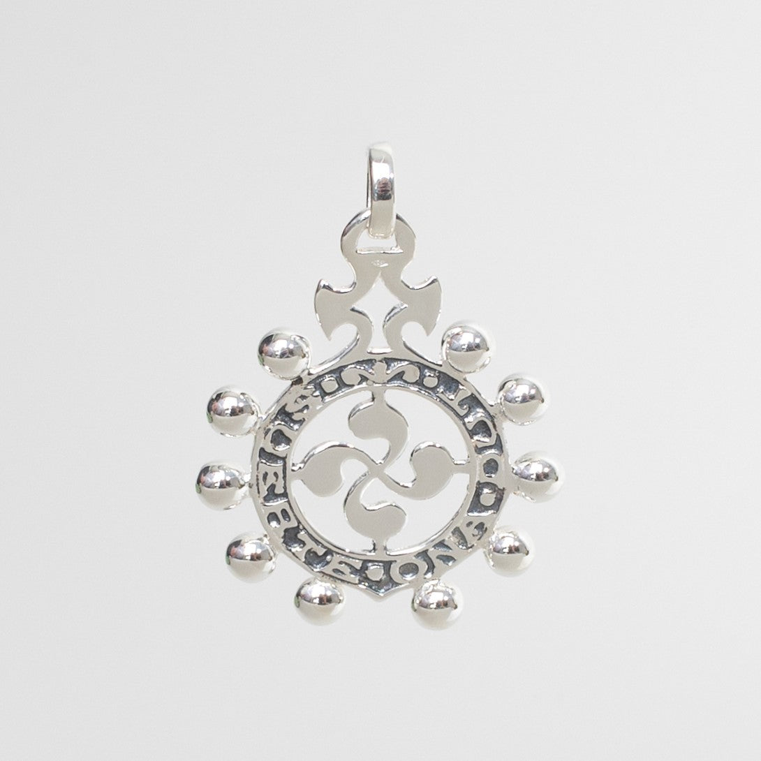 Pendentif croix Basque or jaune 18 carats diamètre 15mm BIJOUX BASQUES Pendentif croix Basque or jaune 18 carats diamètre 15mm BIJOUX BASQUES